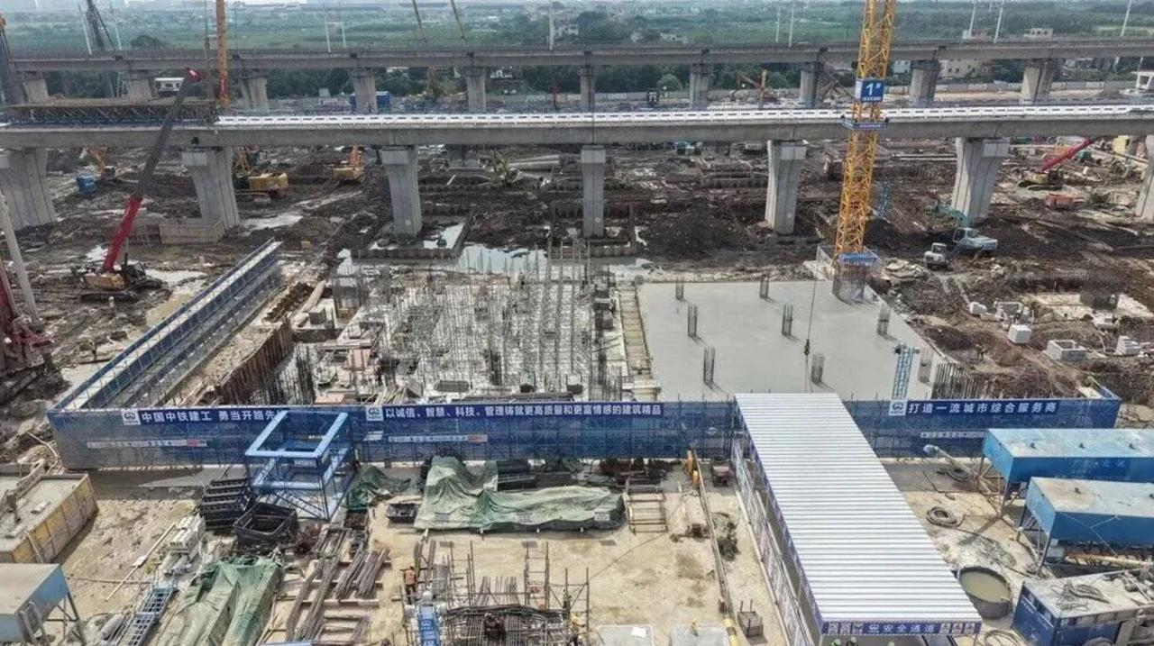 【南沙站建设取得关键突破】由厦深铁路广东有限公司建设管理、中铁建工集团承建的深江