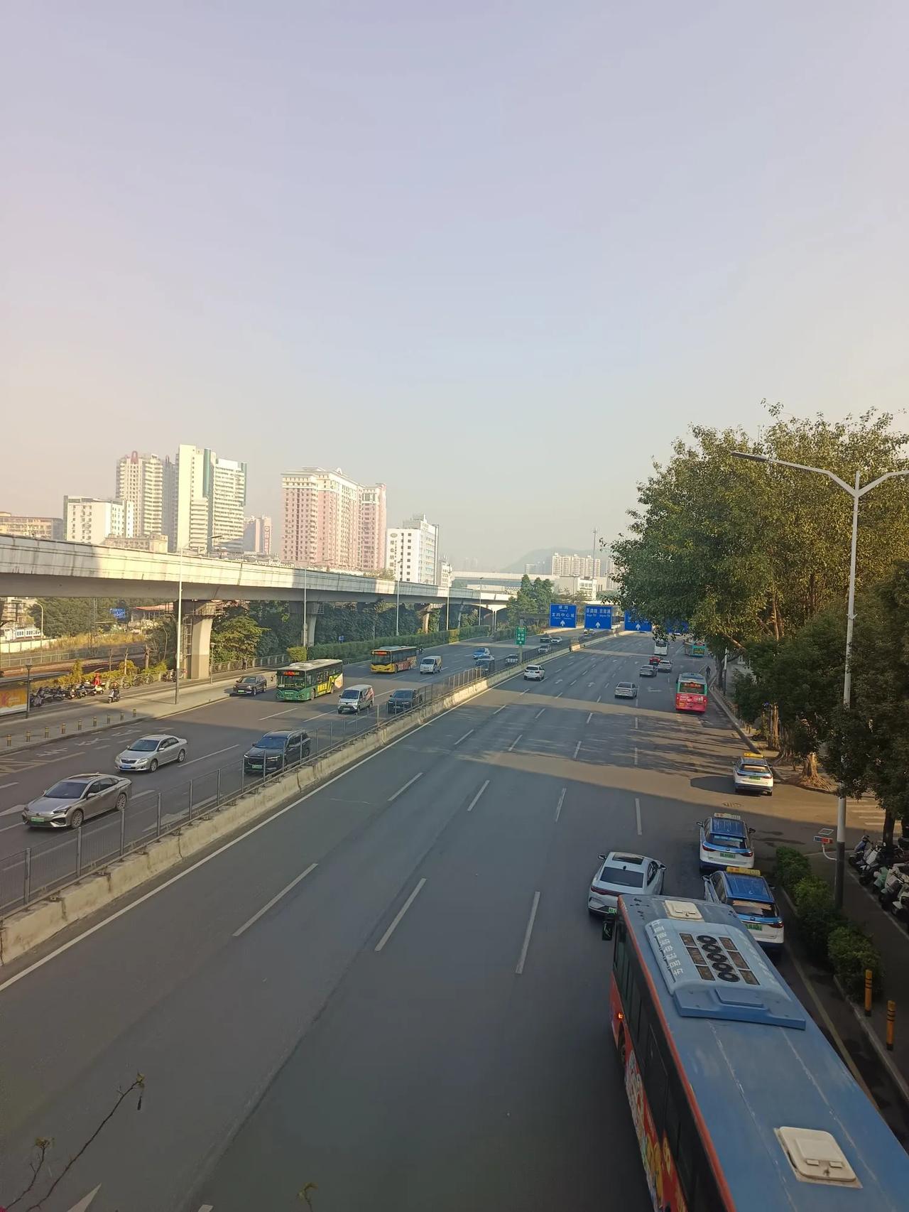 深圳冬天太美了，最冷也有十几度，完全不用穿厚衣服，轻轻松松，姑娘小伙穿两件衣服就