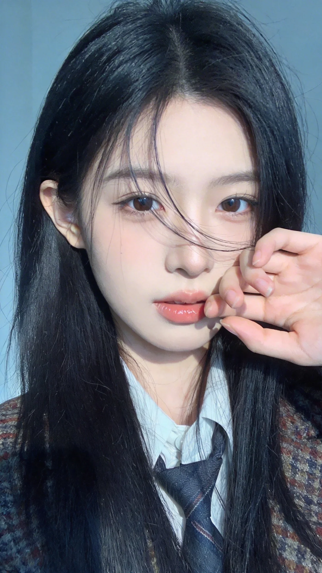 一位长发及腰、模样似洋娃娃般可爱的女生。构图随意却尽显生活中的绚丽日常...