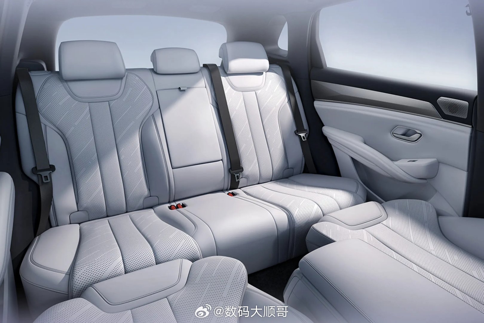 比亚迪宋Ultra EV上市即交付！5分钟充至70%，9分钟近满电，710km超