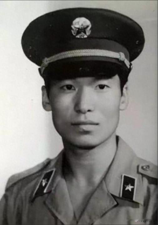 1987年，试飞员徐勇凌的歼6战机意外失控，跳伞后进入危机四伏的大山，关键时刻被