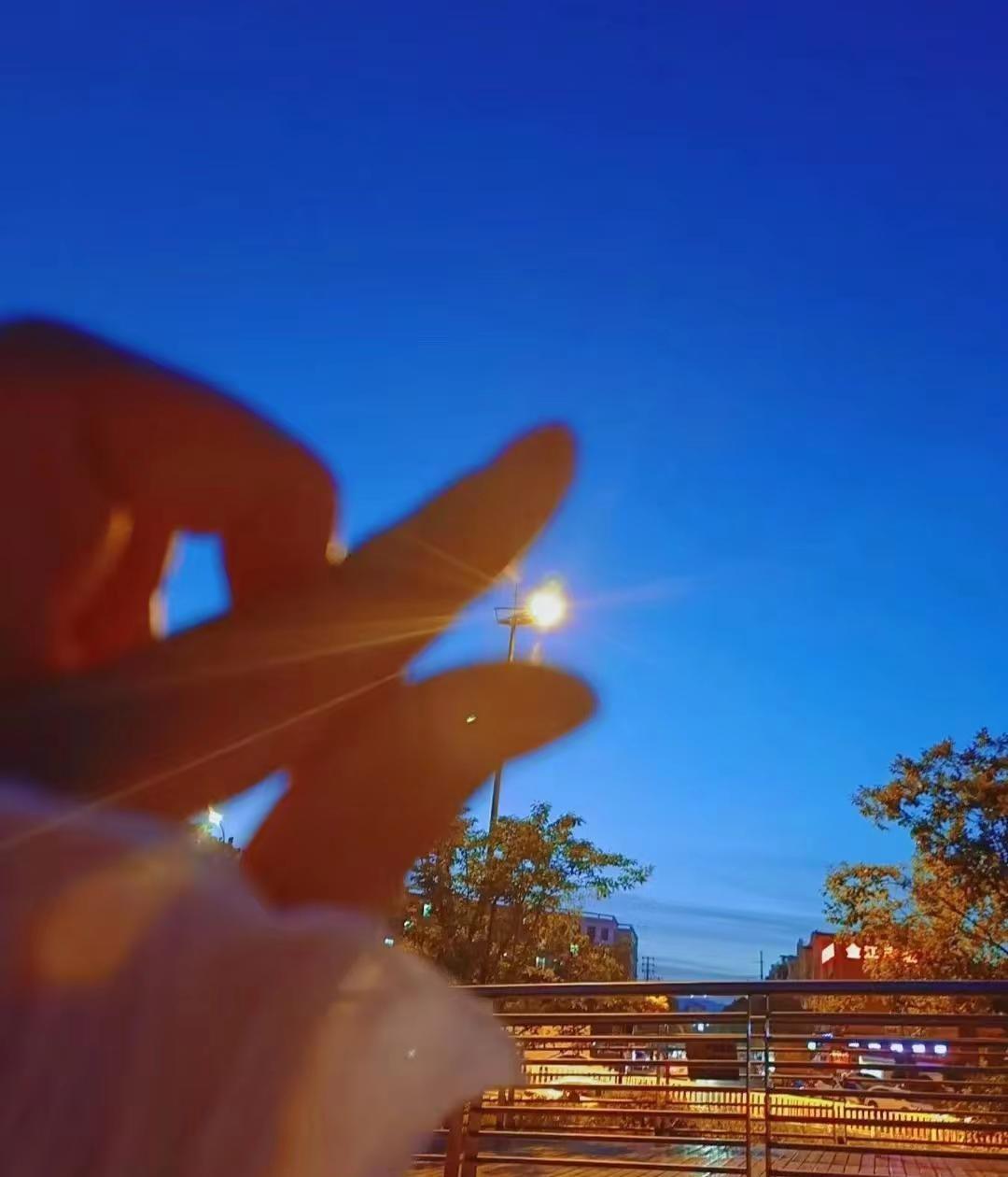 如果没有新欢的出现，感情是不会无缘无故消失的，爱情会转移，但不会结束，突然冷落你