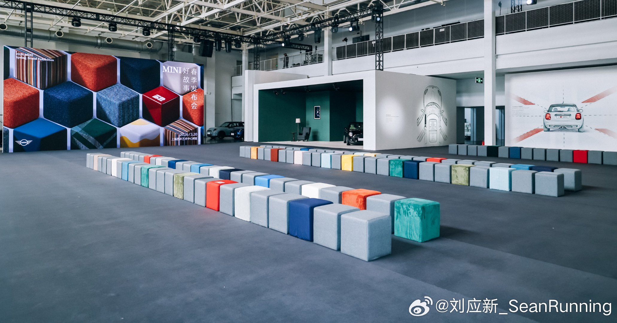 坐在撞色布料拼成的小方凳上，英伦绿与子夜黑相伴，开场前就被MINI故事包围。MI