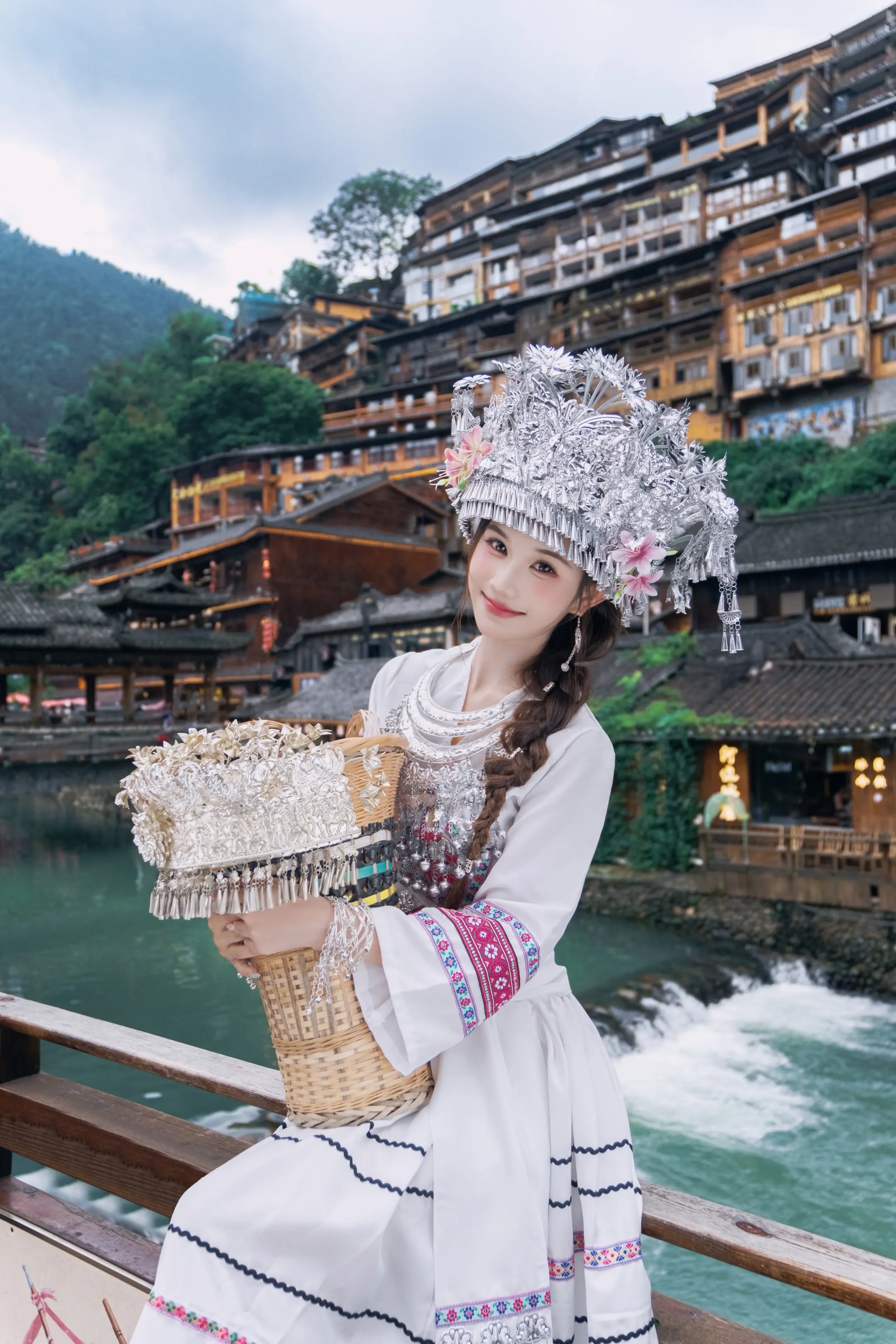 苗王的小女儿  还没学会怎么下蛊嘞