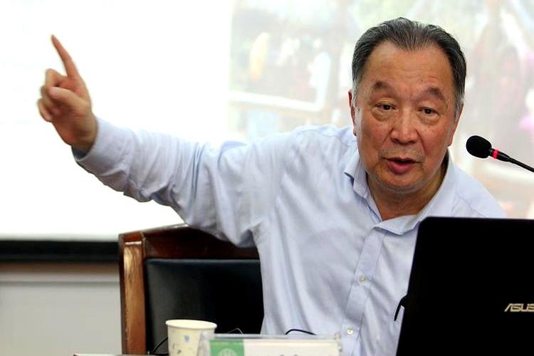 村小一关，变的可不只是孩子的上学路线，往往还牵动着一个家庭的生活账本。
村里学校
