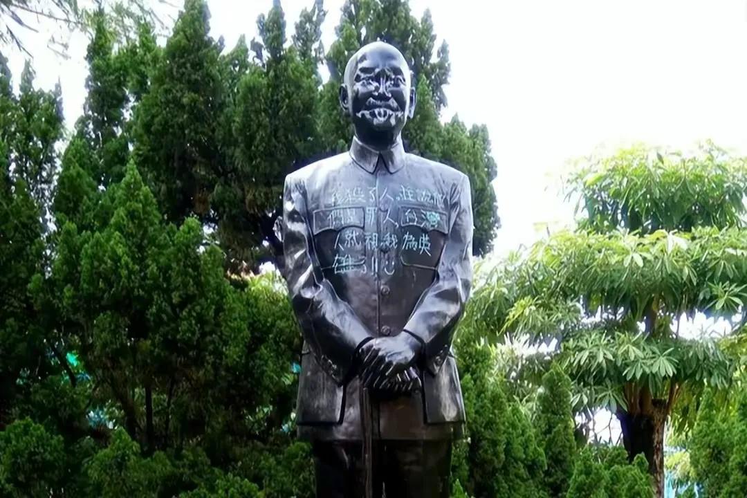 面对台当局拆除蒋介石雕塑的做法，冯世宽表示坚决反对，如果没有蒋介石带来黄金、人才