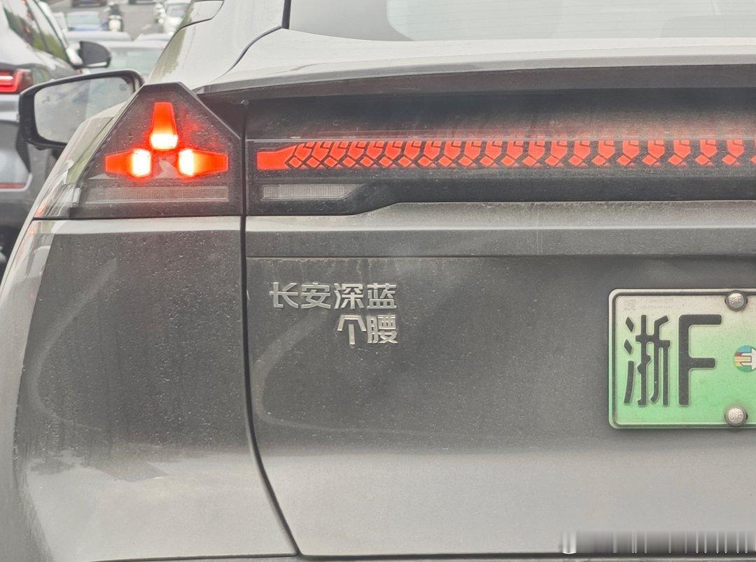 下班，我也可以深(伸)个蓝(懒)腰了下班快乐，本核动力牛马今天的活儿就先赶到这儿