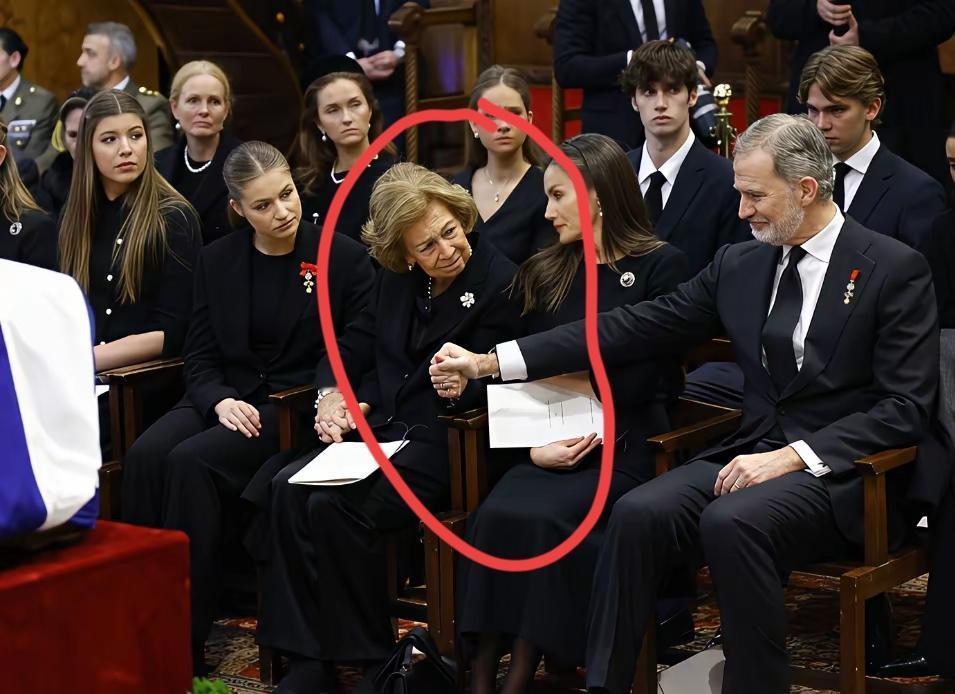 这一幕，真的好有爱！
80+的索菲亚太后，送走了弟弟后，这一次又要送妹妹，伤心可