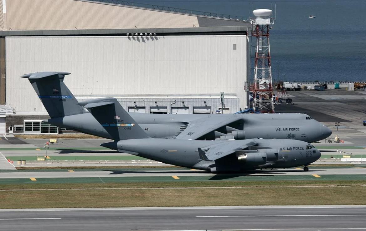 美空军8天内向中东地区调派至少42架重型运输机

  据美国“防务博客”网站当地