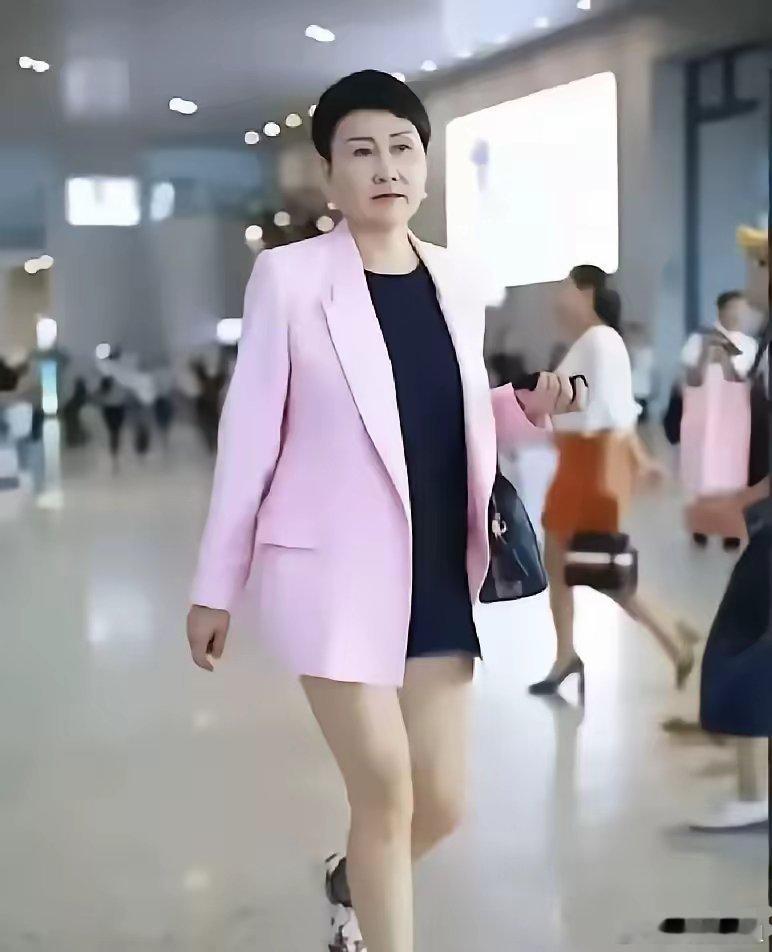 女明星真敢穿，都60多岁了，还超短裙露大腿！ 