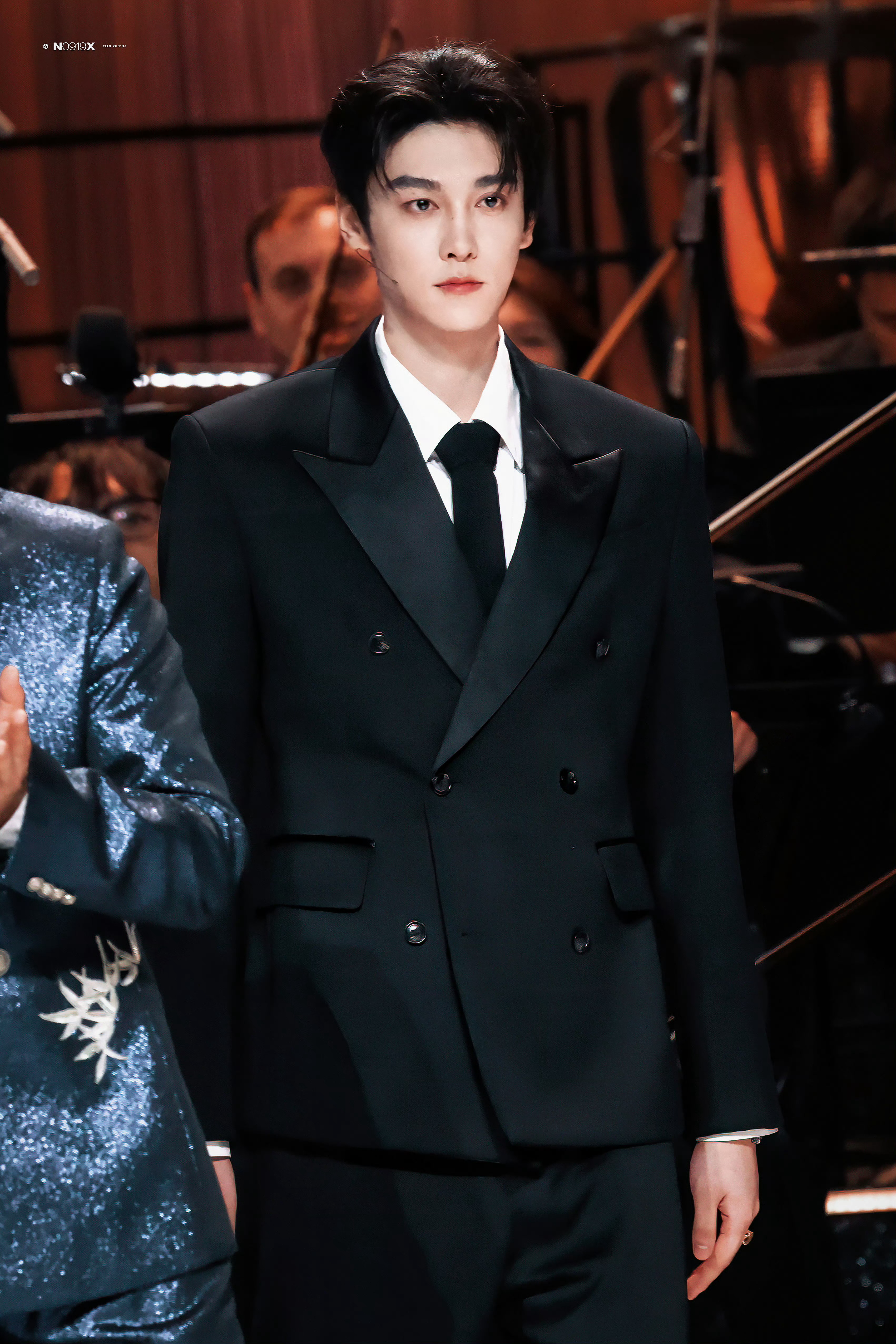 黑色西装配上红底皮鞋就这个田栩宁权威