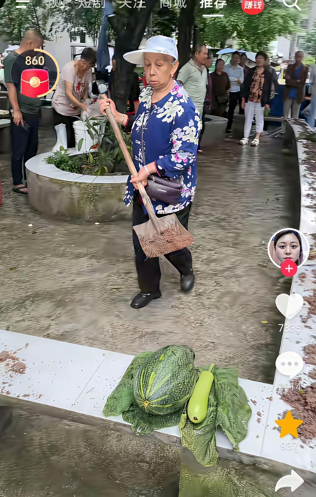 公园里，一位大妈在辛勤劳作，她不是在种花，也不是在除草，而是用铁锹铲土，然后一锹