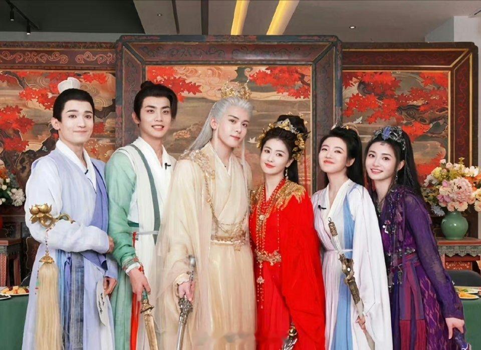 临江仙这花花绿绿的配色[允悲]很假哎 ​​​