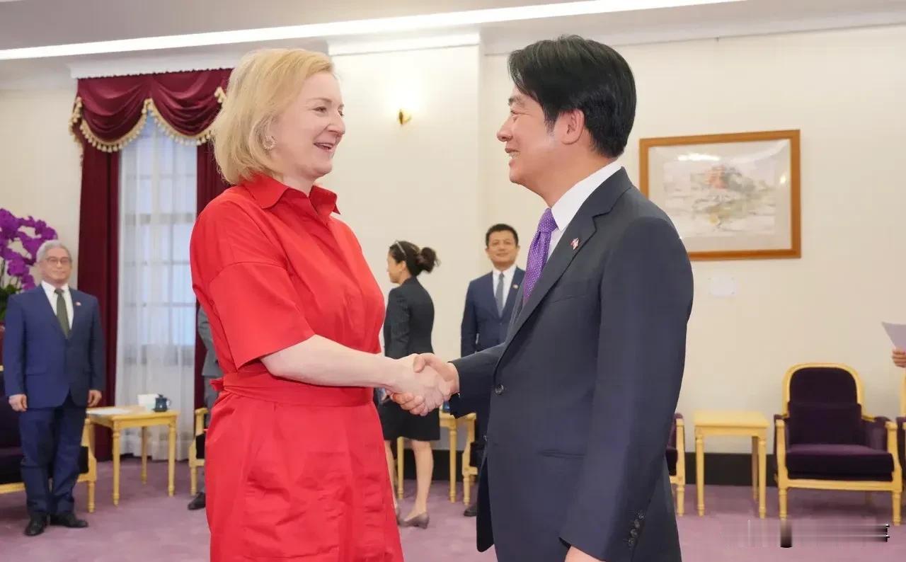 英国前首相特拉斯——祈求台湾能自保……！
    1月13日民进党赖清德获胜后，