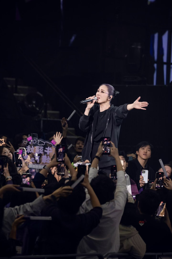 因为喜欢杨千嬅拿到港大的offer 杨千嬅厦门演唱会前闪现Am'miri快闪店，