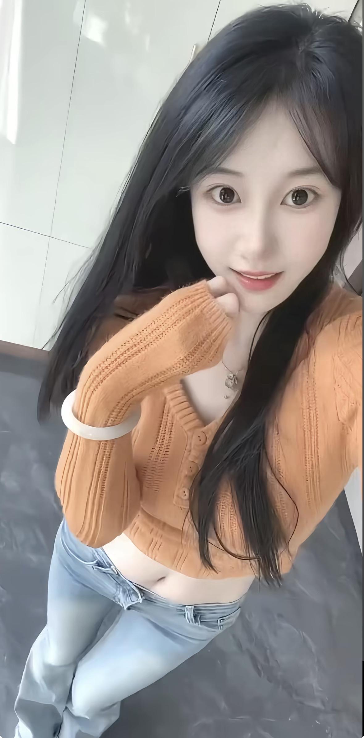 穿着休闲装，自拍一下午。