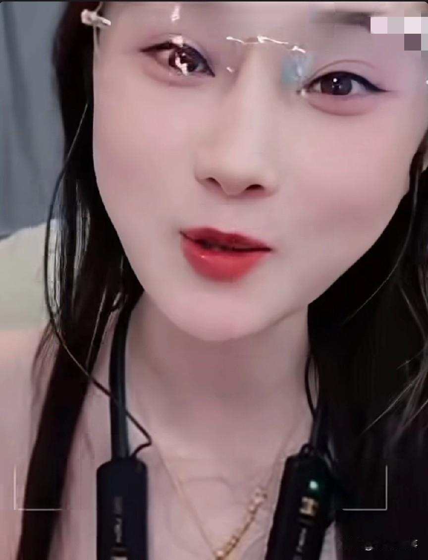沈曼澄清没跟方丈谈过恋爱，我是真想得到，但是他看不上我，他不敢，他怕我。曾经是很