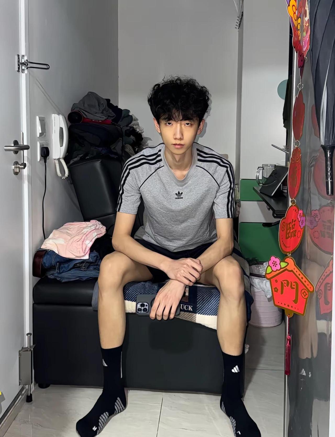 看着我。体育生拍照姿势 保持清醒