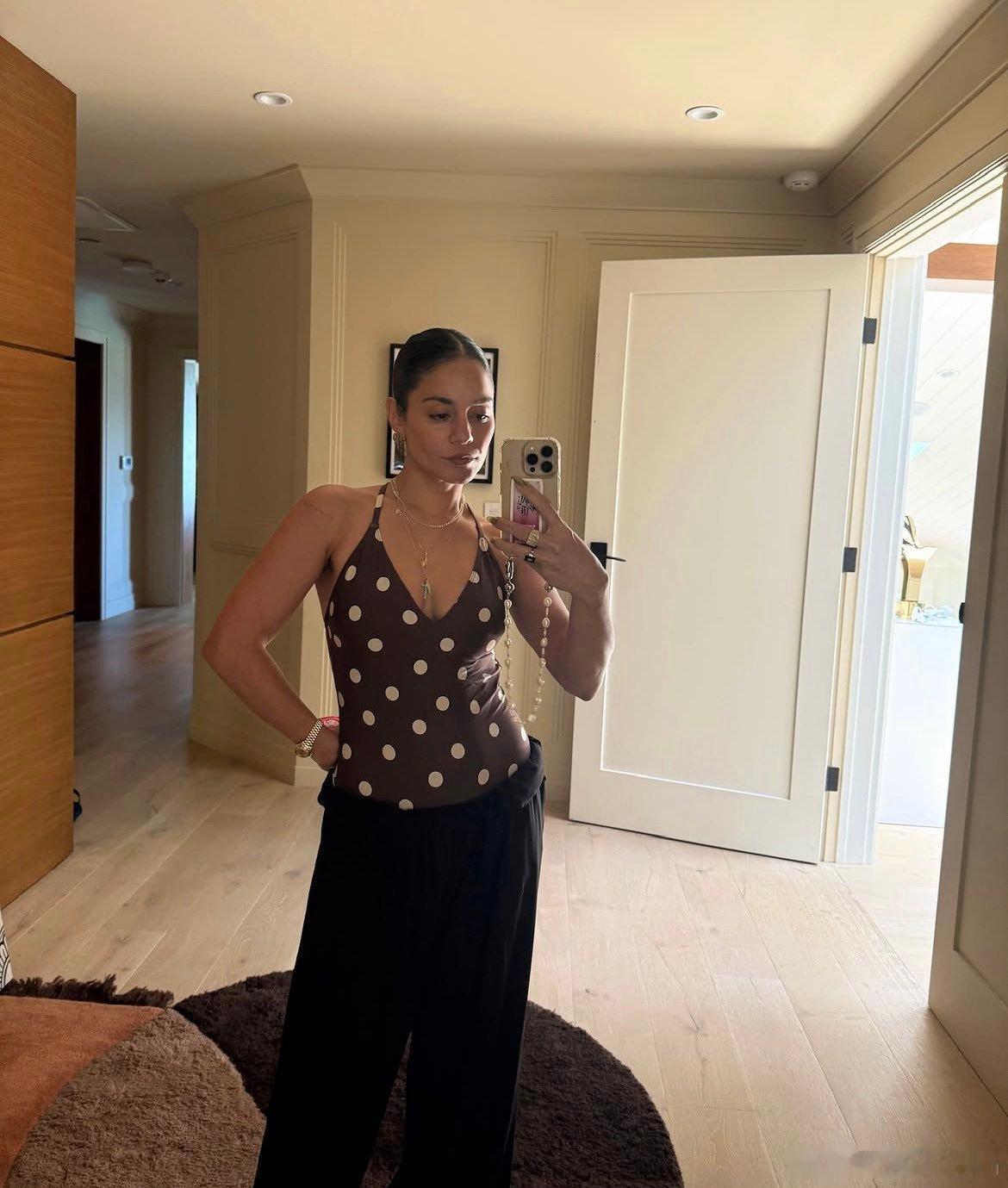 Vanessa Hudgens凡妮莎哈金斯晒夏日穿搭，还有和好姐妹Alexand