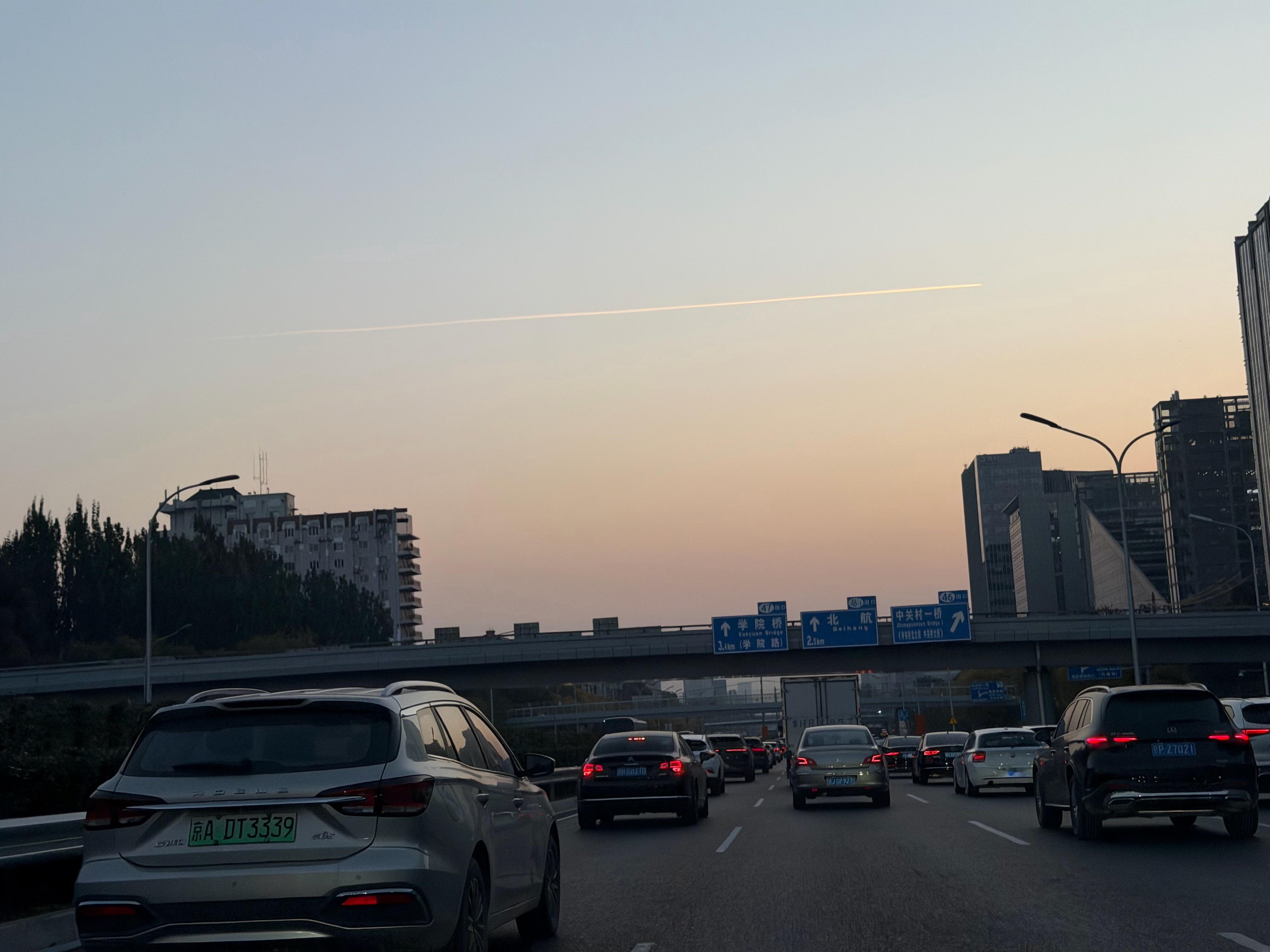 早，今天看到了飞机飞过后留下的一道线，小时候天气晴朗总能在高空中看到，你怎么称呼