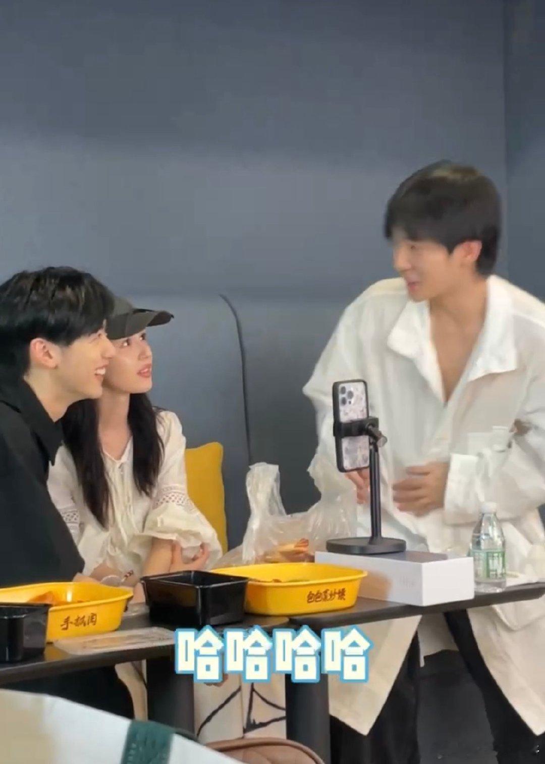 #周震南给焉栩嘉宣传新剧#这次也是妥妥的梦幻联动了，两个人我都好喜欢呀，焉栩嘉这