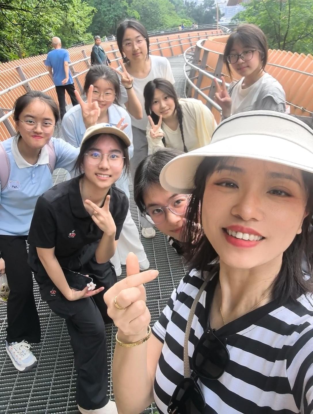 遛娃的一天。从图1️⃣到图4️⃣ 上翠屏山的路上 捡到的娃越来越多 高...