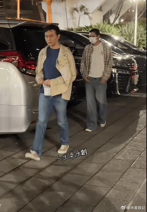 张智霖的儿子 怎么体态这么奇怪 