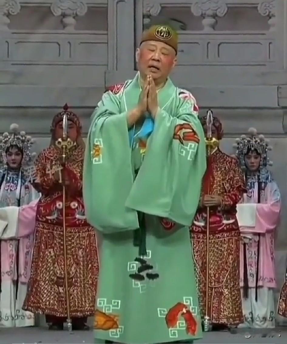 马失前蹄了，
郭德纲这次算是栽了跟头。在武汉的商业戏演出现场，拿经典红歌改词开玩