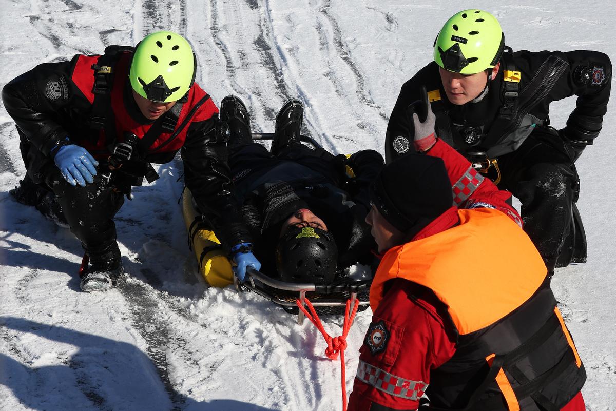 冰面裂开的瞬间，孩子的尖叫声刺破寒冬。天津武清这个普通的下午，一家三口的命运被冰