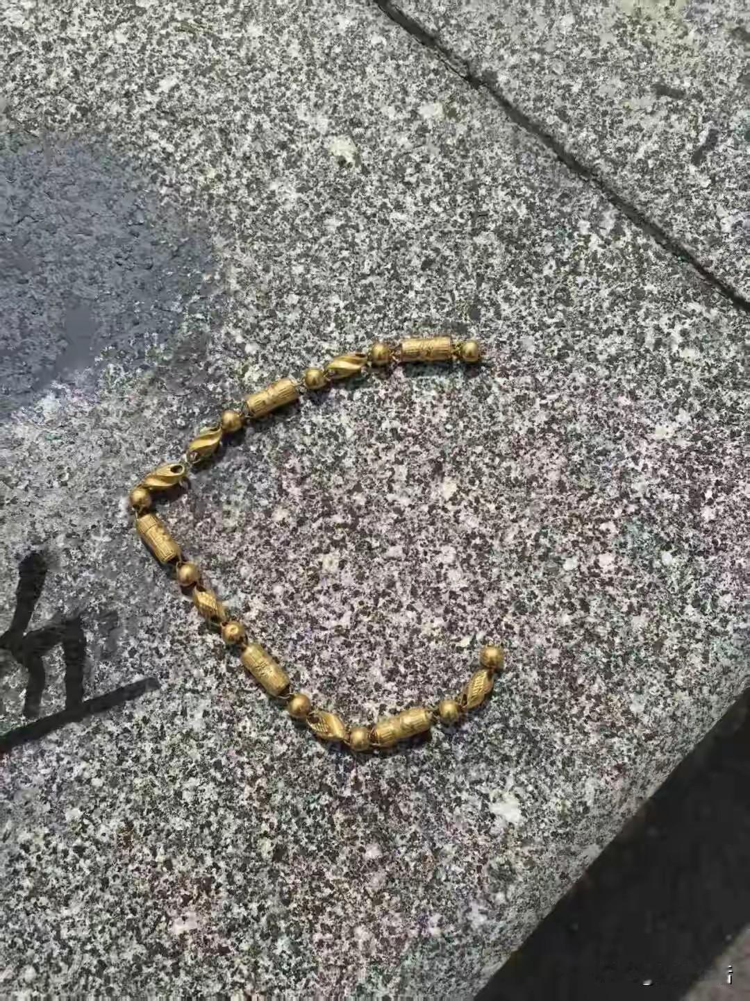 这么粗的金链子，被熊孩子扯断，窗户打不开，竟然开车门甩出车外，高速上啊？价值1万