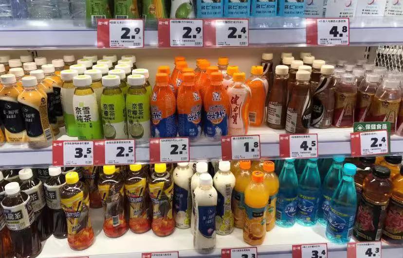 为什么这种零食店的饮料会这么便宜呢?
今年县里突然开了很多家这样的零食店饮料赵一