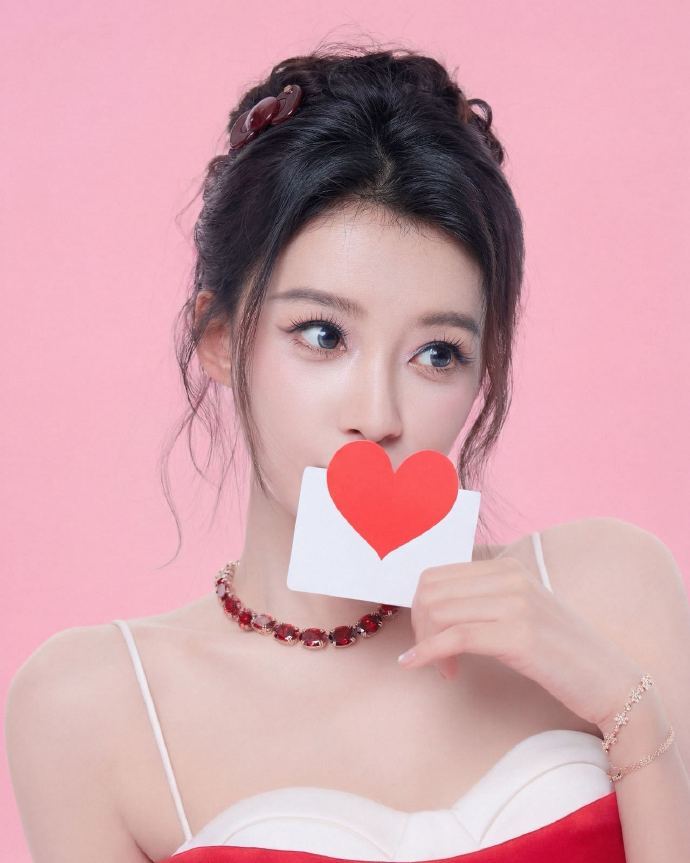 孙怡的红裙造型甜度满分孙怡在逃真人芭比 谁看了不说一声孙怡是真人芭比！浪姐初见面