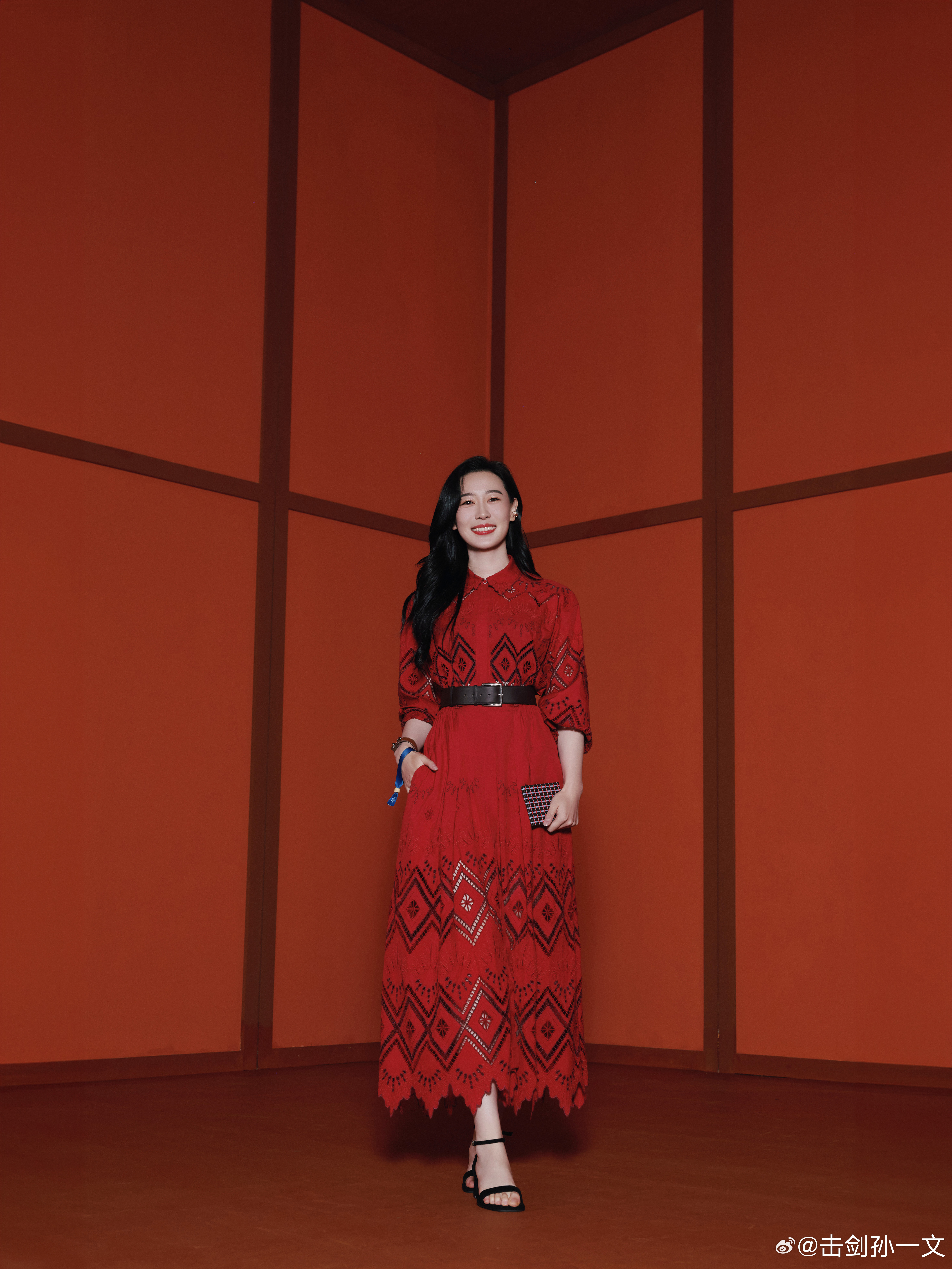超喜欢身上这条红裙子～这次在上海的秀场，感受了融合精湛工艺与先锋美学的时尚盛宴，