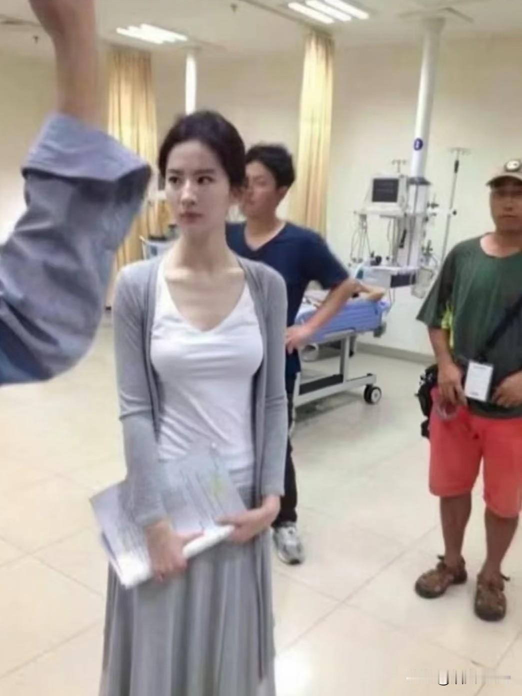 她是怎么做到又瘦又圆润的？真的太好看了。
难怪大家喊她神仙姐姐，
这身材，这长相