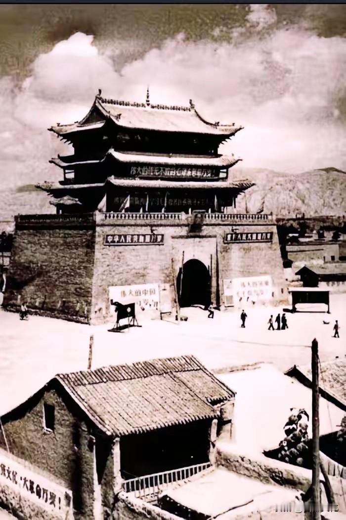 远看文革时的威远楼，到处是补丁，也像是狗皮膏药。近看，原来是标语。那时的威远楼，