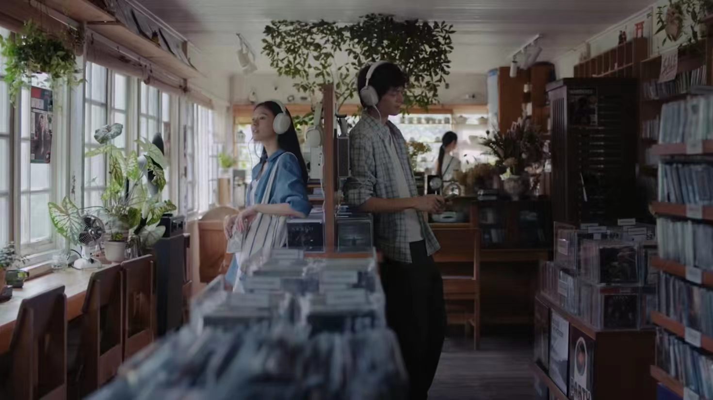 周杰伦的晴天终于放晴了原版《晴天》MV 的雨天遗憾一直放在心底，不敢再看。这次新
