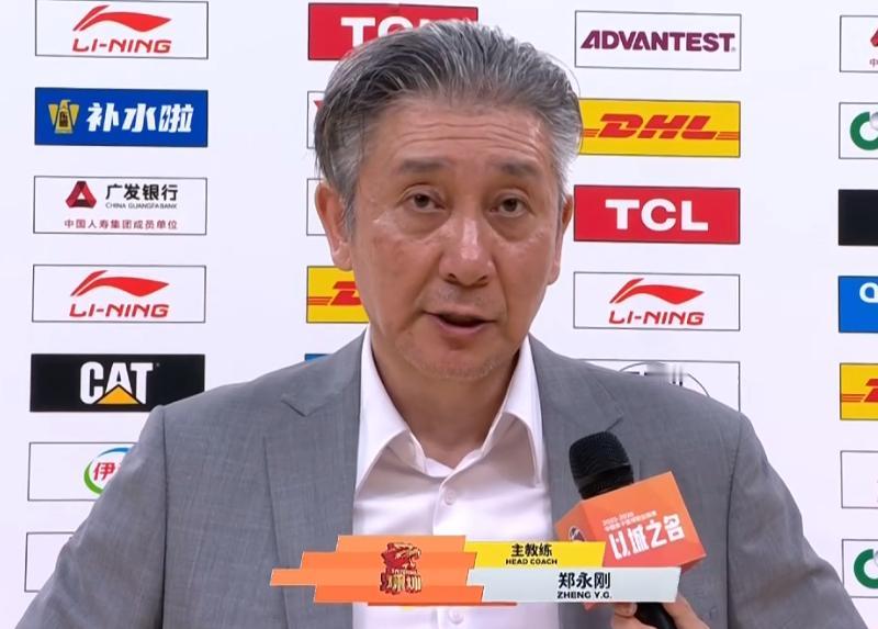 深圳男篮主场战胜广厦男篮大比分战至2-1的赛后采访，主教练郑永刚说道：“非常感动