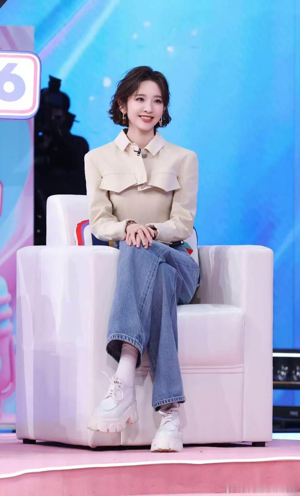 王濛看李小冉唐艺昕的眼神唐艺昕搂李小冉你好星期六 三位嘉宾性格特质展现得很鲜明，