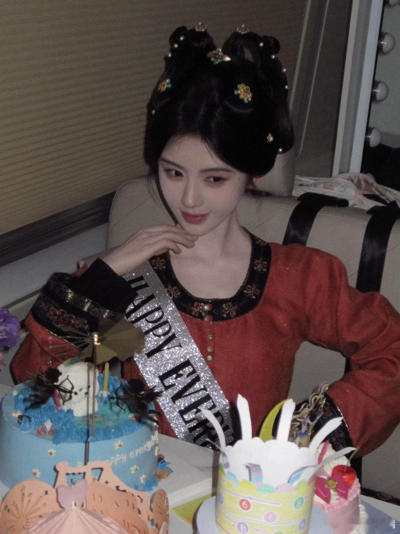 鞠婧祎剧组生日照宝贝生日快乐 永远幸福🥰 