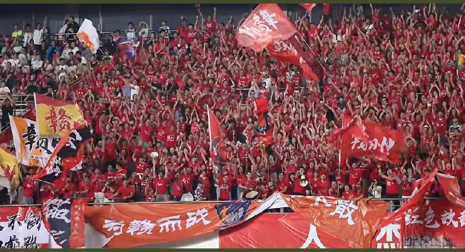 赣超是相当的火呀！人潮涌动、人山人海、锣鼓喧天、万人空巷、人声鼎沸，进场球迷超过