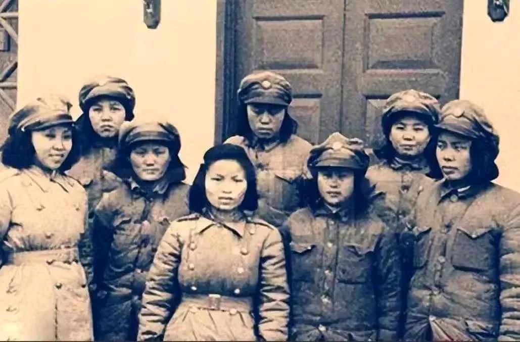 1942 年，7 名军统姑娘被日本鬼子围住。日本鬼子见是女兵，兽性大发，便丢下枪
