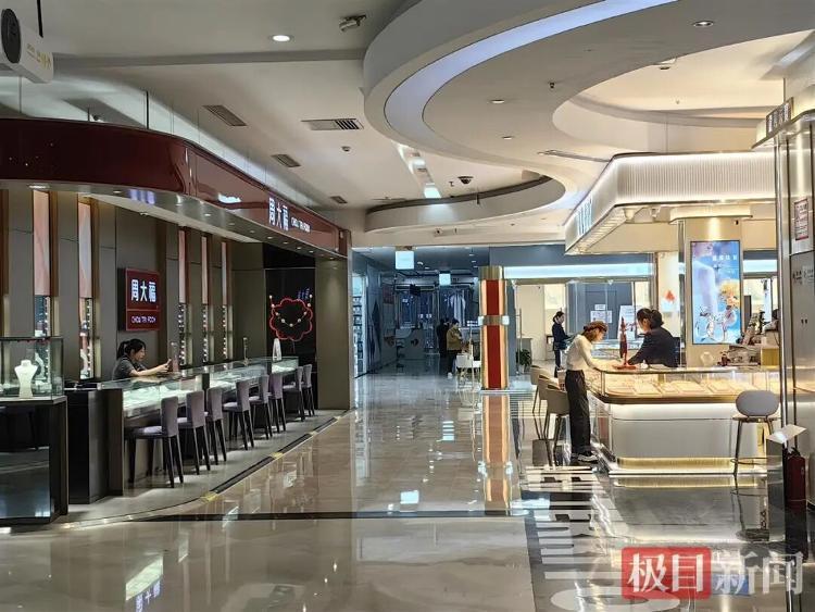 财经头条App：财政部、税务总局近日发布黄金税收新政策。专家表示，消费者购买首饰