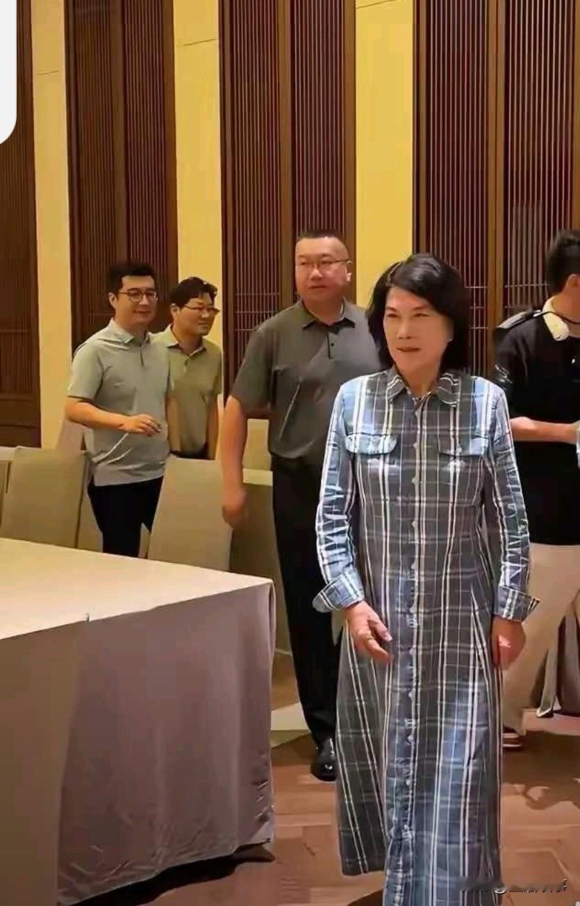 董明珠，即使穿个抹布，她也是“明珠”
……
今天，看到70多岁的董明珠岀席活动，