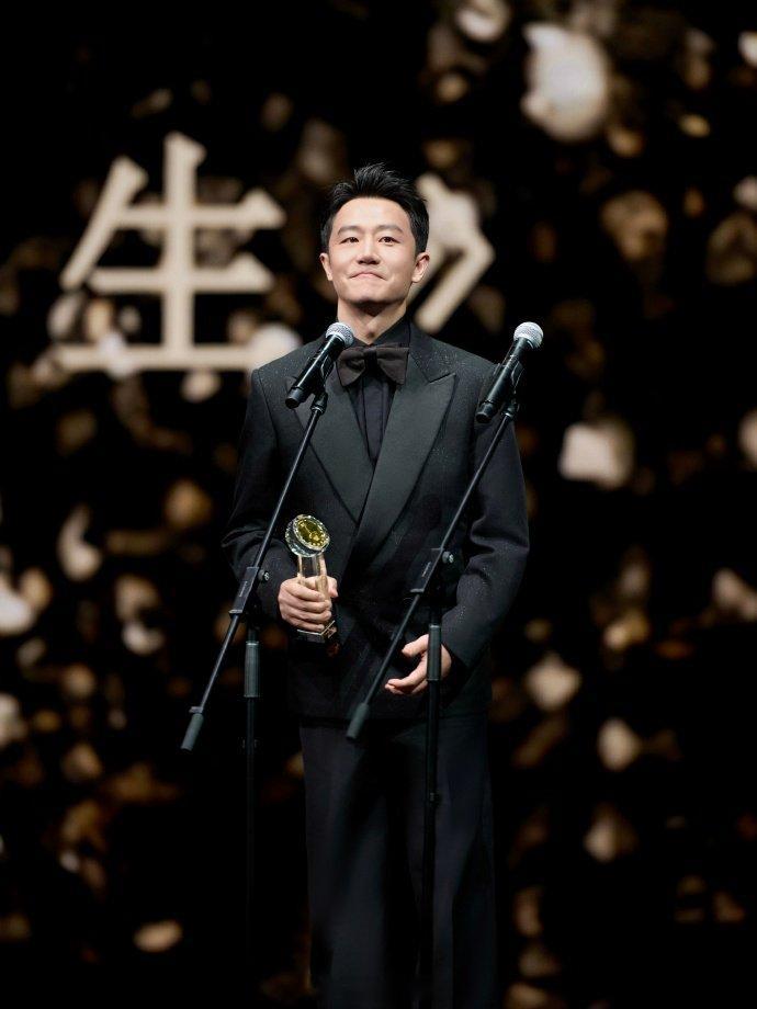 黄轩金莲花最佳男主角 恭喜黄轩！澳门双节最佳男主角实至名归，《命悬一生》《蛟龙行
