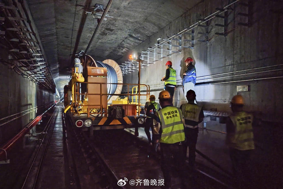 【[话筒]最新消息！#济南地铁4号线全线电通#】日前，济南地铁4号线洪山路站（以