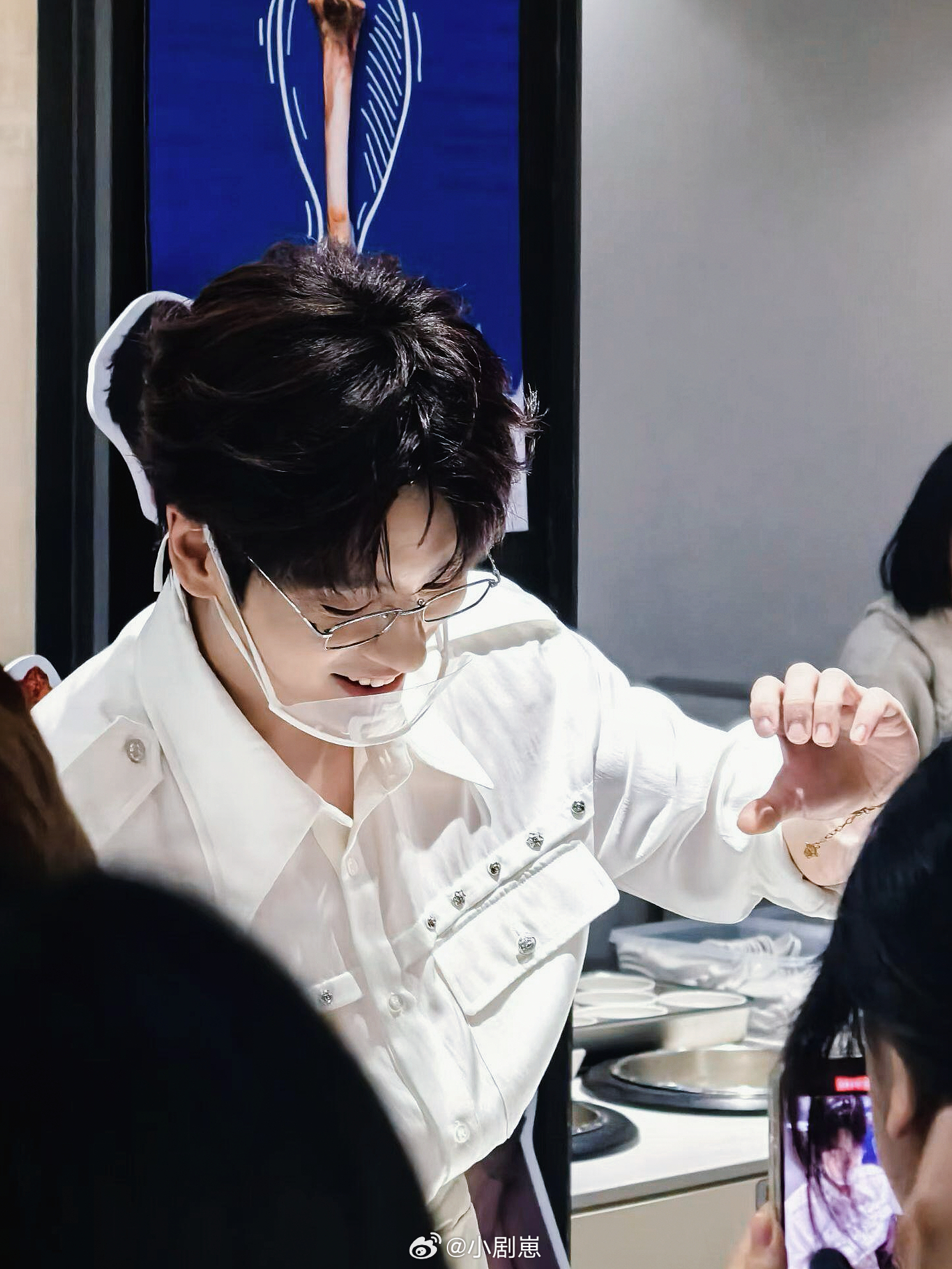 闺蜜这是你的菜魏哲鸣魏哲鸣爆改食堂打饭小哥  被魏哲鸣的食堂造型狠狠圈粉，斯文又