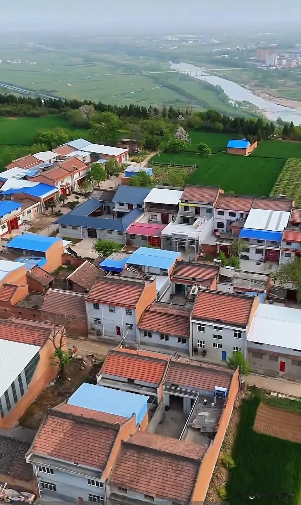 关中地区宝鸡农村与陕南地区

汉中农村房屋呈现出完全不同的风格

宝鸡农村的房子