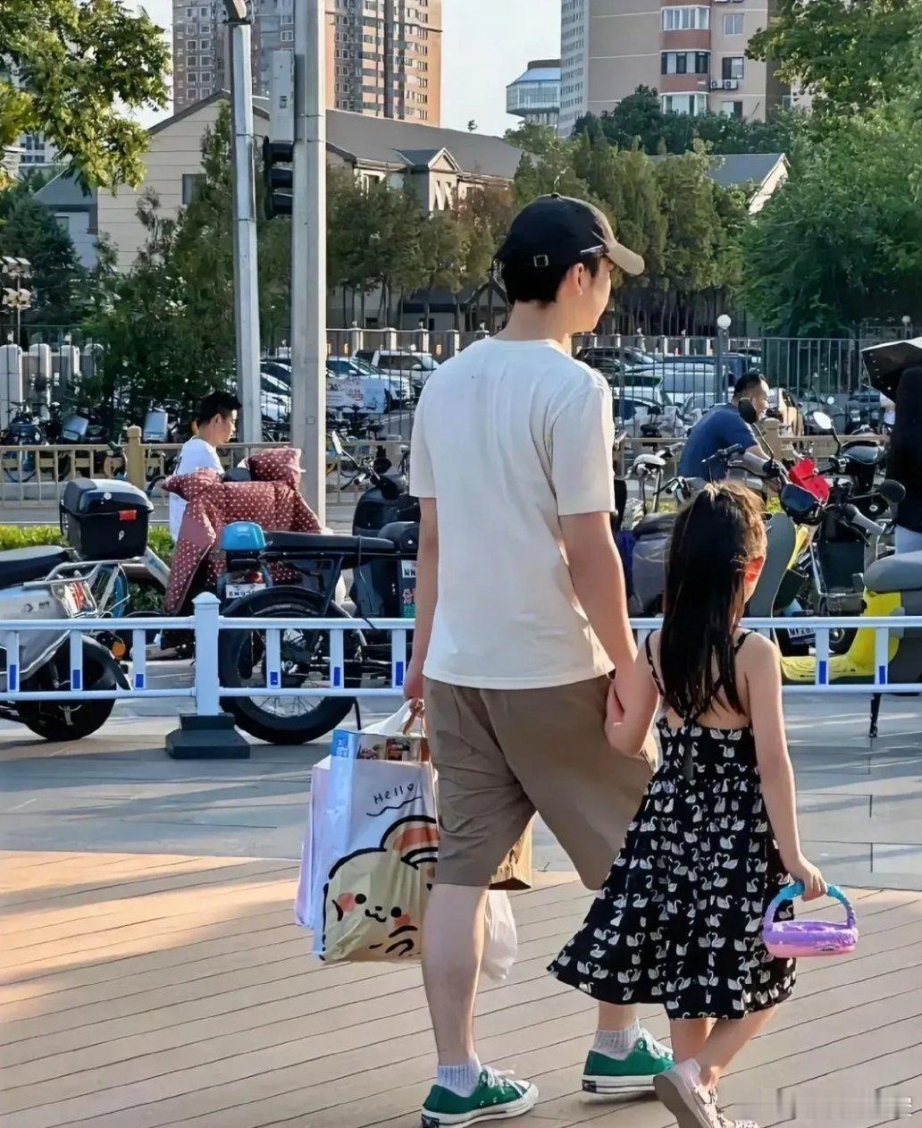 董璇再婚没关系，想再生一个也没关系，但是能不能别让自己的女儿，这么小就开始闯荡娱