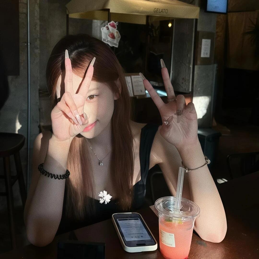 𝗪𝗲𝗖𝗵𝗮𝘁优质女头｜超绝氛围感头像丨小众女生头像｜女生头像分享  