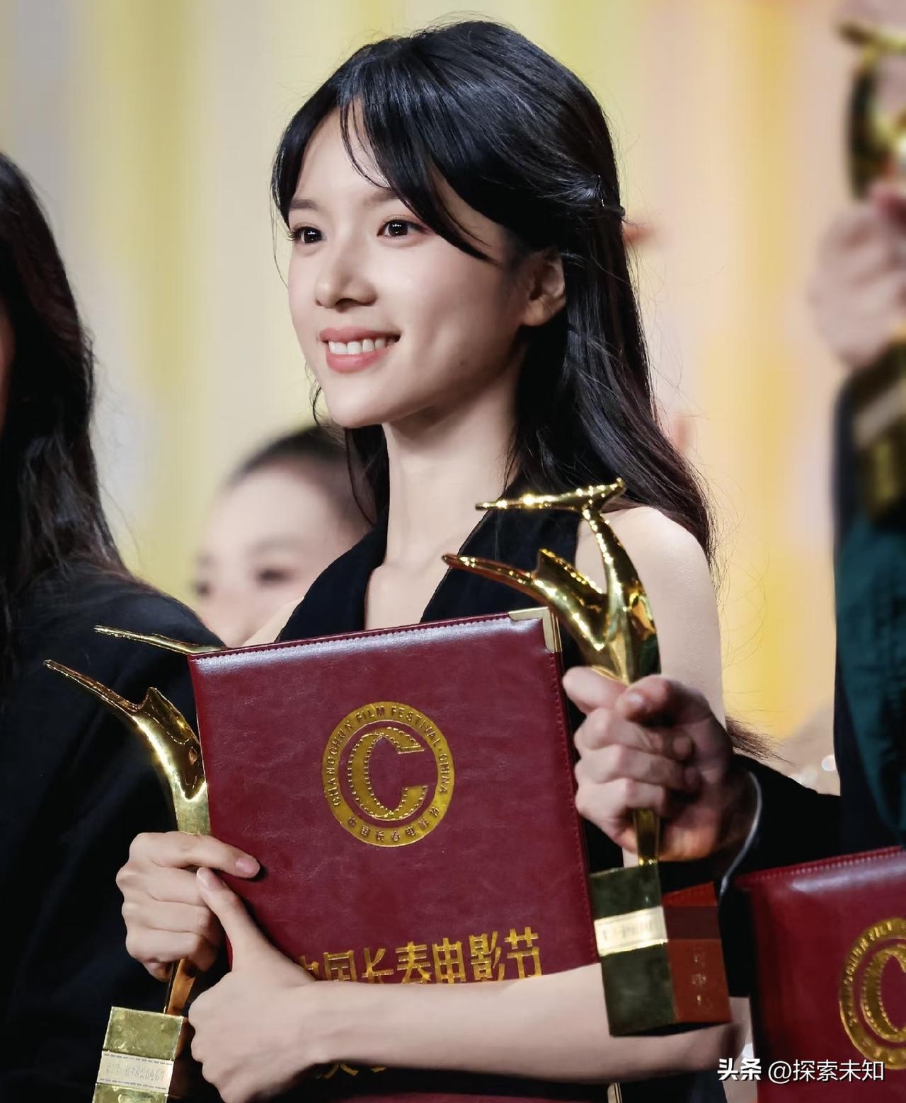 我问混内娱的闺蜜

素人演员李思潼的第一部电影就提名了金鸡奖，拿奖的几率大吗？